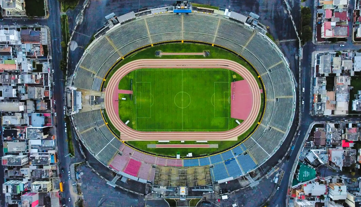 Bezpieczeństwo na stadionach: Regulacje i praktyka