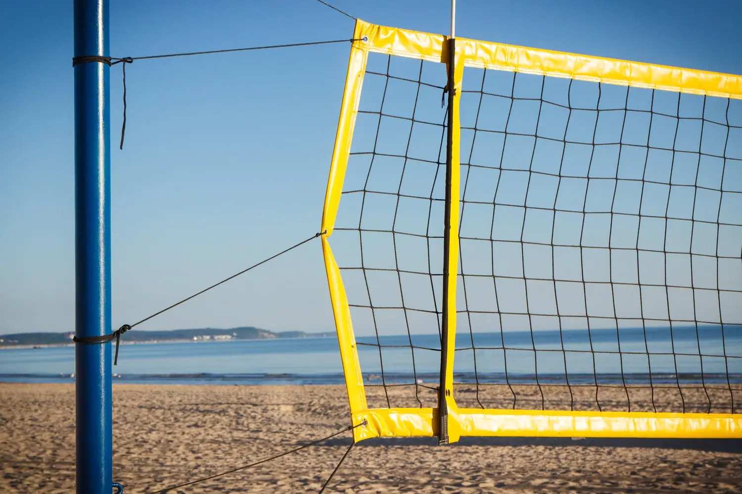 Jak wybrać odpowiedni sprzęt do siatkówki plażowej dla początkujących
